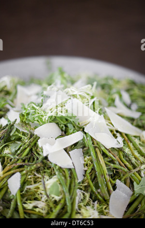 Organic vorbereitet Gemüsegericht für eine Party. Farmstand. Gegrillter Spargel und Frise Salat. Gehobeltem Parmesan Käse. Stockfoto