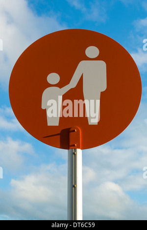 Kinderfreundlich, Parkplatz Schild am Supermarkt Stockfoto