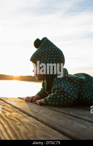 Babymädchen kriecht auf Steg Stockfoto