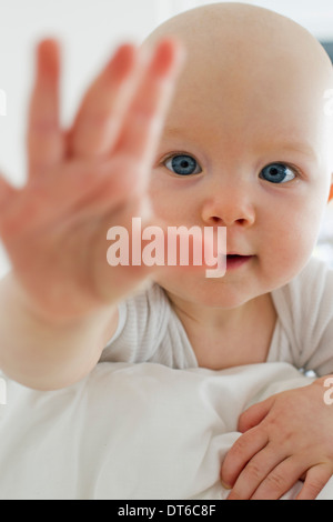 Porträt von Baby-Mädchen erreichen in Richtung Kamera Stockfoto