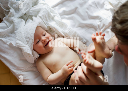 Vater mit Tochter spielen Stockfoto