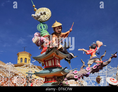 Spanien, Provinz Valencia, Valencia, Oriental Fallas Szene mit Papier Papiermache Figuren in der Straße Las Fallas Festival. Stockfoto