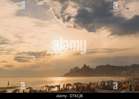 Urlauber am Strand von Ipenema, Rio De Janeiro, Brasilien Stockfoto