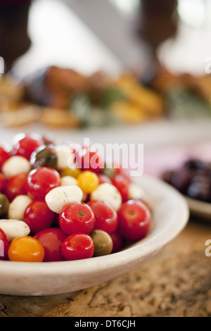 Gemüse auf einem Teller ausgelegt für eine Party.  Rot und orange Urtomaten und Bocancini Salat. Ein Bauernhof stand Garküche. Stockfoto