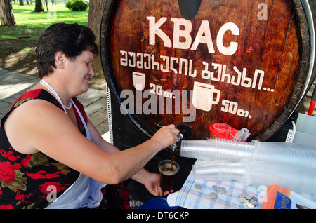 Frau verkauft Kwass, traditionelle russische alkoholfreies Getränk aus Brot, Batumi, Georgien Stockfoto