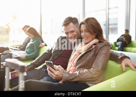 Älteres Paar in Abflughalle Stockfoto