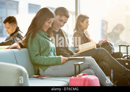 Junges Paar in der Abflug-lounge Stockfoto