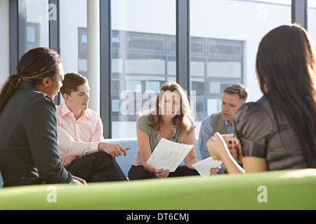 Porträt von Geschäftskollegen treffen Stockfoto