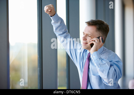 Geschäftsmann am Handy Stockfoto