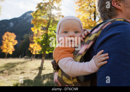 Vater mit Tochter in Träger Stockfoto