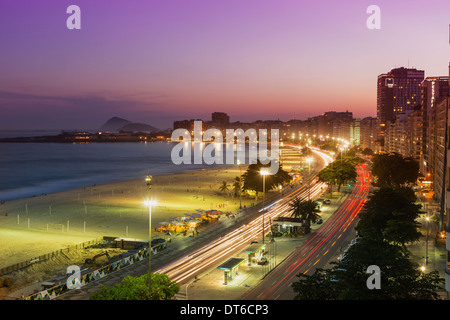 Autobahn und Copacabana Strand in der Nacht, Rio De Janeiro, Brasilien Stockfoto