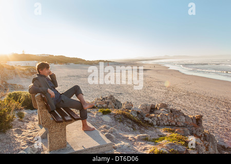 Mann am Strand Bank entspannen Stockfoto