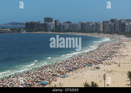 Massen von Urlauber am Strand von Ipanema, Rio De Janeiro, Brasilien Stockfoto
