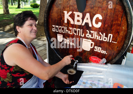 Frau verkauft Kwass, traditionelle russische alkoholfreies Getränk aus Brot, Batumi, Georgien - Aug 2013 Stockfoto