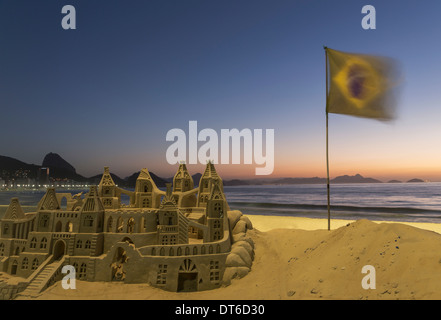 Sandburg und brasilianische Flagge am Strand der Copacabana, Rio De Janeiro, Brasilien Stockfoto