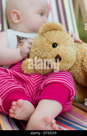 Baby Mädchen Holding Teddybär Stockfoto