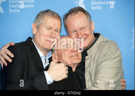 Berlin, Deutschland. 10. Februar 2014. Norwegische Regisseur Hans Petter Moland, Schweizer Schauspieler Bruno Ganz und schwedische Schauspieler Stellan Skarsgard stellen bei einem Fototermin für den Film "Kraftidioten (In der Reihenfolge des Verschwindens)" im Berlinale-Wettbewerb der 64. Filmfestspiele Berlinale in Berlin, am 10. Februar 2014 vorgestellt. 64. Berlinale, das erste große europäische Filmfestival des Jahres, mit 24 internationalen Produktionen in den wichtigsten Showcase screening findet bis Februar 16, 2014. Goncalo Silva/NurPhoto/ZUMAPRESS.com/Alamy © Live-Nachrichten Stockfoto