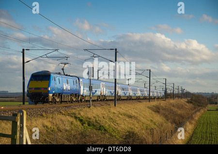 Ein Ostküste Züge Service von Edinburgh nach London Kings Cross Rennen Weg durchlaufen Hougham, Lincolnshire. Stockfoto