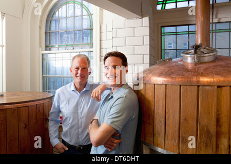 Vater und Sohn in Brauerei Stockfoto