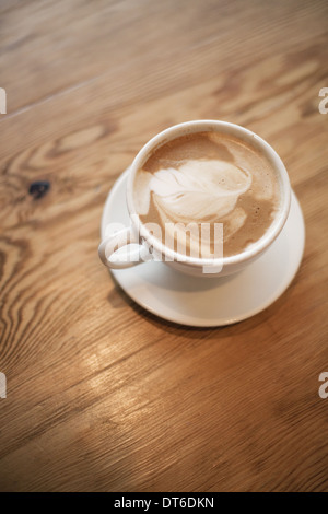 Eine Tasse schaumig Kaffee in einer Tasse weiße China mit einer Untertasse. Cappuchino. Stockfoto