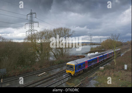 Hinksey, UK. 10. Februar 2014. First Great Western Zug verhandelt der Abschnitt "überflutet" am Hinksey, wie es nur stündliche Zugverbindung zwischen Oxford und Didcot Parkway am 10. Februar 2014 bildet. Mit mehreren schweren Hochwasserwarnungen ausgegeben für die Thames Valley Überschwemmungen zurückgegeben, um FGW Schienenpersonenverkehrsdienste zwischen Oxford und Didcot Parkway zu stören. Mit Hinksey Stream, einem Nebenfluss der Themse, platzen die Banken Abschnitte der Eisenbahnlinie in der Nähe von Radley waren wieder einmal betroffen. Bildnachweis: Fraser Pithie/Alamy Live-Nachrichten Stockfoto