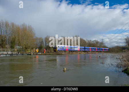 Hinksey, UK. 10. Februar 2014. First Great Western Zug verhandelt der Abschnitt "überflutet" am Hinksey, wie es nur stündliche Zugverbindung zwischen Oxford und Didcot Parkway am 10. Februar 2014 bildet. Mit mehreren schweren Hochwasserwarnungen für die Thames Valley FGW ausgestellt waren Schienenpersonenverkehrsdienste erneut betroffen. Hinksey Stream, einem Nebenfluss der Themse, platzen die Ufer zum zweiten Mal in einem Monat Überschwemmungen Abschnitte der Eisenbahnlinie in der Nähe von Radley. Bildnachweis: Fraser Pithie/Alamy Live-Nachrichten Stockfoto