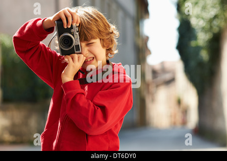 Kleiner Junge fotografieren auf Straße, Provinz Venedig, Italien Stockfoto