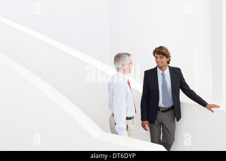 Geschäftskollegen Tagung auf Treppe Stockfoto