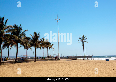 DURBAN, Südafrika - 8. Februar 2014: Menschen gehen auf Gehweg in Richtung Pier am Strand in Durban in Südafrika Stockfoto