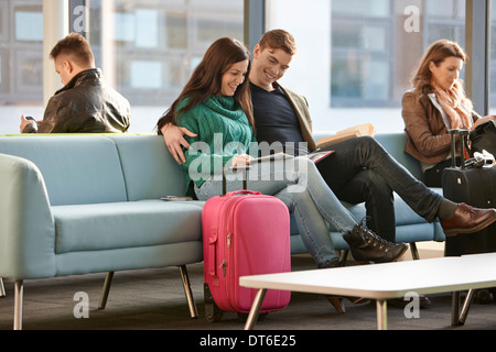 Junges Paar in der Abflug-lounge Stockfoto