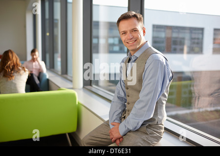 Porträt von reifen Mann mit Weste Stockfoto