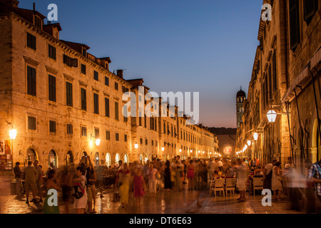 Hauptstraße der Altstadt nach Sonnenuntergang Stockfoto