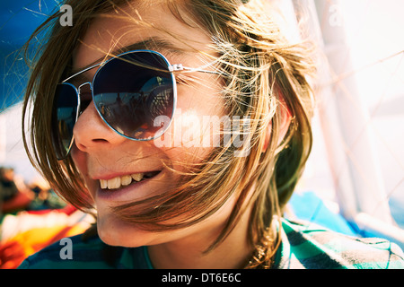 Schließen Sie offene Porträt eines jungen in Sonnenbrillen Stockfoto