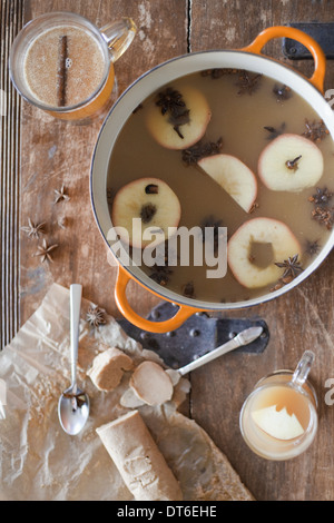 Draufsicht Küche kochen Tabelle A große Pfanne Geschnetzeltes entkernt Äpfel Nelken Zimt Sternanis machen Glühwein Fruchtsaftgetränk Stockfoto