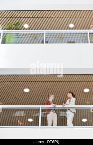 Zwei weibliche Arbeitskollegen eine Pause im Büro Balkon Stockfoto