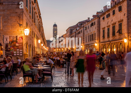 Hauptstraße der Altstadt nach Sonnenuntergang Stockfoto