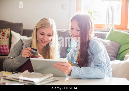 Mädchen im Teenageralter mit Tablet fürs Online-shopping Stockfoto