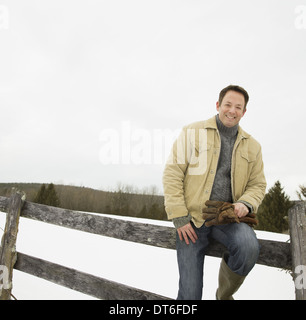 Ein reifer Mann in einer Scheune-Mantel Stockfoto