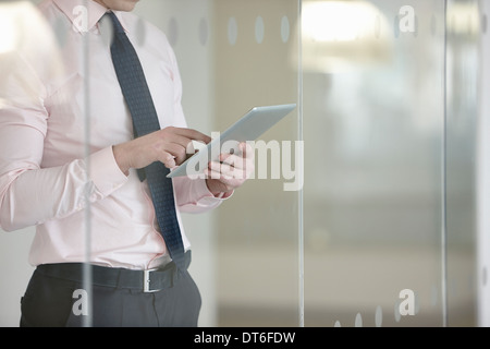 Geschäftsmann verklagt digital-Tablette Stockfoto