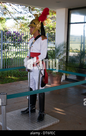 Eine Wache der brasilianischen Präsidentengarde am Haupttor, das Palacio da Alvorada in Brasilia, Brasilien Stockfoto