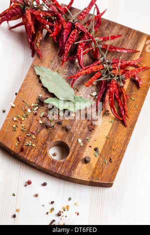 Getrocknete rote Chilischoten und Gewürzen auf rustikalen Holztisch Stockfoto