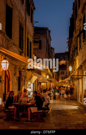 Gasse in der Altstadt nach Sonnenuntergang mit überfüllten Restaurants zu Abend essen Stockfoto