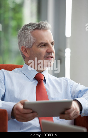 Geschäftsmann mit digital-Tablette in office Stockfoto