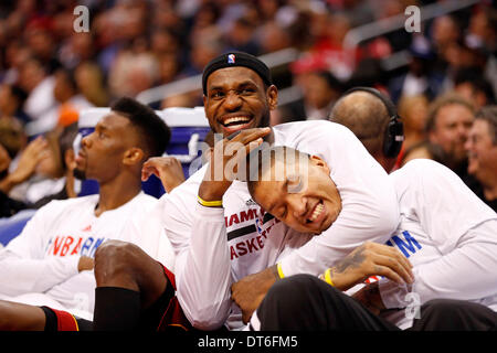 Los Angeles, CA, USA. 10. Februar 2014. 5. Februar 2014: LeBron James #6 von den Miami Heat Spaß mit Michael Beasley während der NBA-Spiel zwischen den Los Angeles Clippers und die Miami Heat im Staples Center in Los Angeles, Kalifornien. Charles Baus/CSM/Alamy Live-Nachrichten Stockfoto