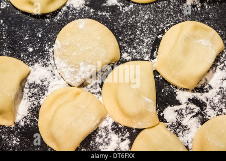 Nahaufnahme von frisch zubereiteten tortellini Stockfoto