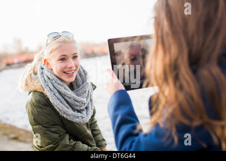 Teenager-Mädchen fotografieren Freund mit digital-Tablette Stockfoto