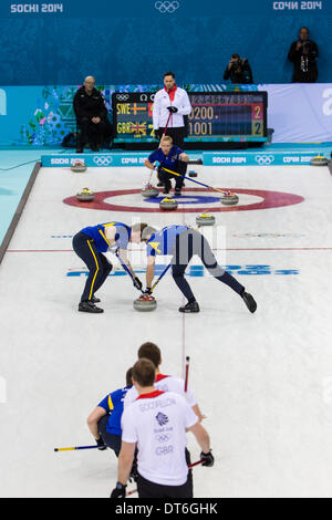 Sotschi, Krasnodar Krai, Rußland. 10. Februar 2014. Aktion bei den Männern ist Curling-Round-Robin-Match zwischen Großbritannien und Schweden im Ice Cube Curling Zentrum - XXII Olympische Winter-Spiel-Credit: Action Plus Sport/Alamy Live News Stockfoto