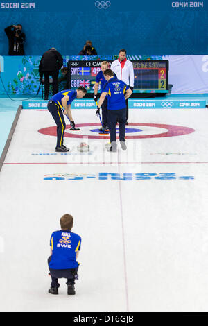 Sotschi, Krasnodar Krai, Rußland. 10. Februar 2014. Aktion bei den Männern ist Curling-Round-Robin-Match zwischen Großbritannien und Schweden im Ice Cube Curling Zentrum - XXII Olympische Winter-Spiel-Credit: Action Plus Sport/Alamy Live News Stockfoto