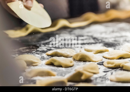 Nahaufnahme von Hand Formen Tortellini in Küche Stockfoto