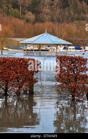 Henley-on-Thames, Oxfordshire, Vereinigtes Königreich. 10. Februar 2014. Der Themse hat seinen Banken platzen und der Musikpavillon und Sitze in Mühle Wiesen umgeben von Wasser.  Mit mehr Regen erwartet könnte der Fluss steigen weitere später in der Woche. Bildnachweis: Wendy Johnson/Alamy Live-Nachrichten Stockfoto